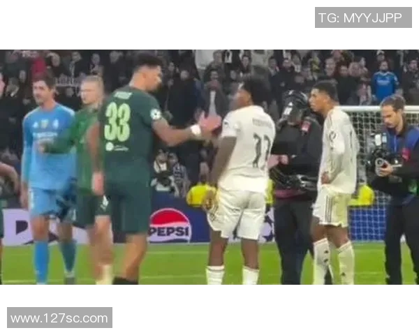 巴西足球明星在街头与粉丝亲密互动拍照留念瞬间