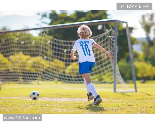 潮流踢足球：在时尚与运动交汇的场上展现个性与活力