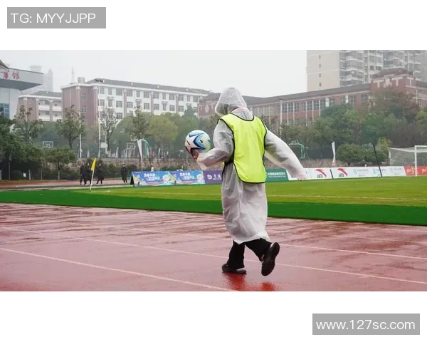 仲夏足球季激情四溢球场上的青春与梦想交织成最美的旋律